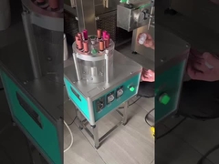 La máquina para rociar lápiz labial con oro en polvo