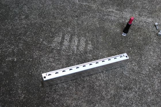 12 agujeros de moho en el bálsamo labial doble color con logotipo personalizado