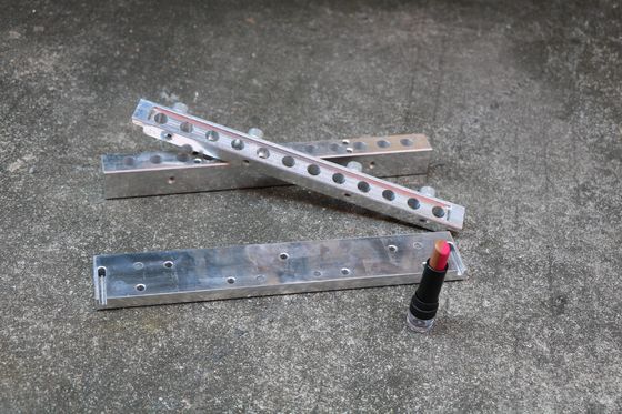 12 agujeros de moho en el bálsamo labial doble color con logotipo personalizado