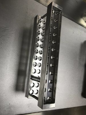 24 agujeros Molde de lápiz labial personalizado en forma de V Diy Molde de lápiz labial de aleación de aluminio