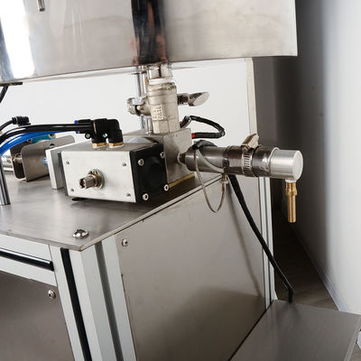 Línea de producción de lápiz labial Máquina de llenado de lápiz labial vertical a presión para llenado cuantitativo