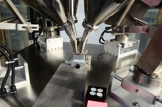 940 mm Alturas de la mesa Máquina de fabricación de polvo cosmético 4 Máquina de llenado de polvo de color