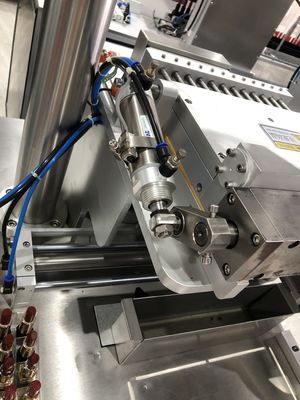 SUS304 Máquina de llenado de lápiz de cejas 12 agujeros Máquina automática de llenado de lápiz labial de doble barril