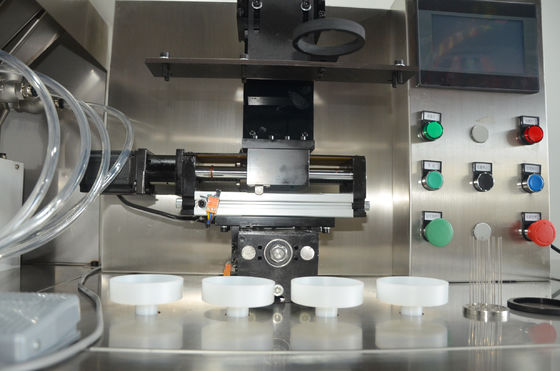 Máquina de llenado de productos con patrón multicolor