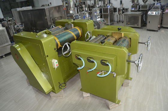 S150 Material de lápiz labial verde Línea de producción de lápiz labial de molinero de tres rodillos Tipo de motor AC