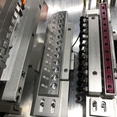 Máquina automática de desmoldeo de molde de aluminio de lápiz labial de 12 agujeros